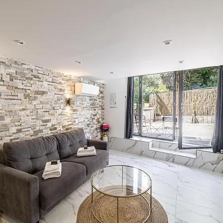 Cannes Guest House كان