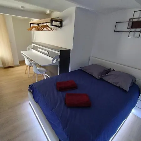 Cannes Guest House شقة